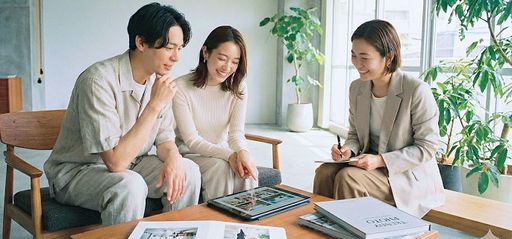 衣装選びや打ち合わせの様子のイメージ