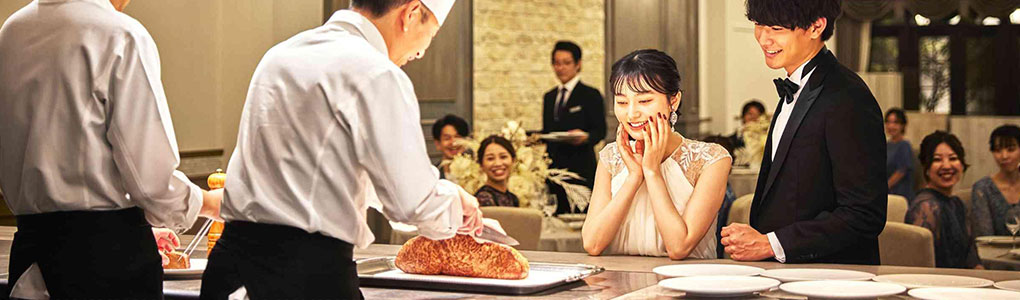 オープンキッチンでシェフが料理する結婚式