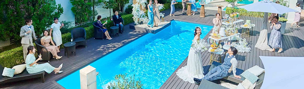 プールサイドで笑顔の新郎新婦