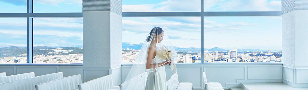 景色が美しいチャペルで結婚式をする様子