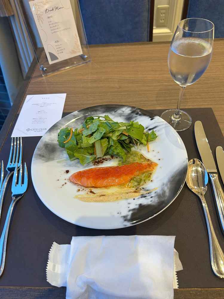 お料理の写真（前菜）コースやシェフのご紹介とともにスタッフの方が再現していただいたものを試食した