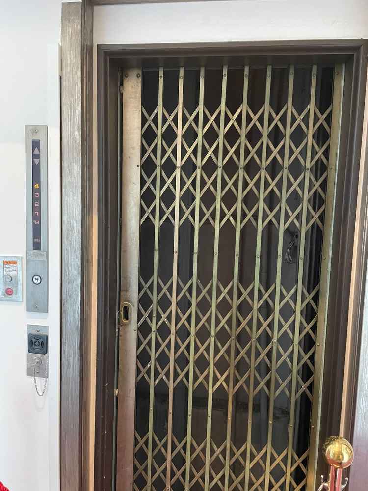 蛇腹のエレベーターは今でも稼働しているとのこと。写真スポットとして喜ばれそう。