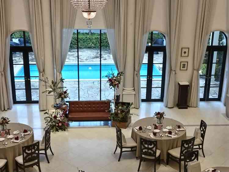 披露宴会場。丸テーブルの場合。