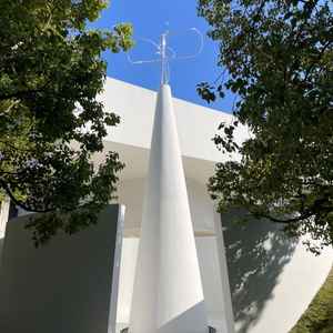 挙式会場から披露宴会場までにあるモニュメント。美術館のよう。