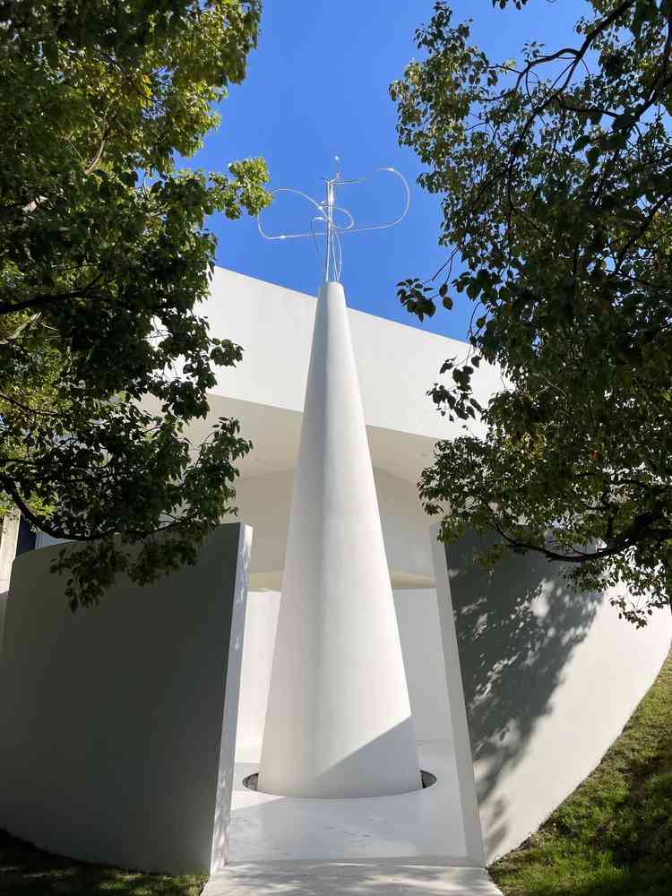 挙式会場から披露宴会場までにあるモニュメント。美術館のよう。