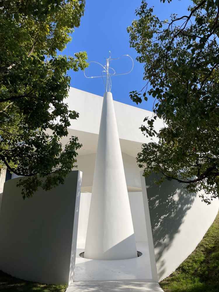 挙式会場から披露宴会場までにあるモニュメント。美術館のよう。