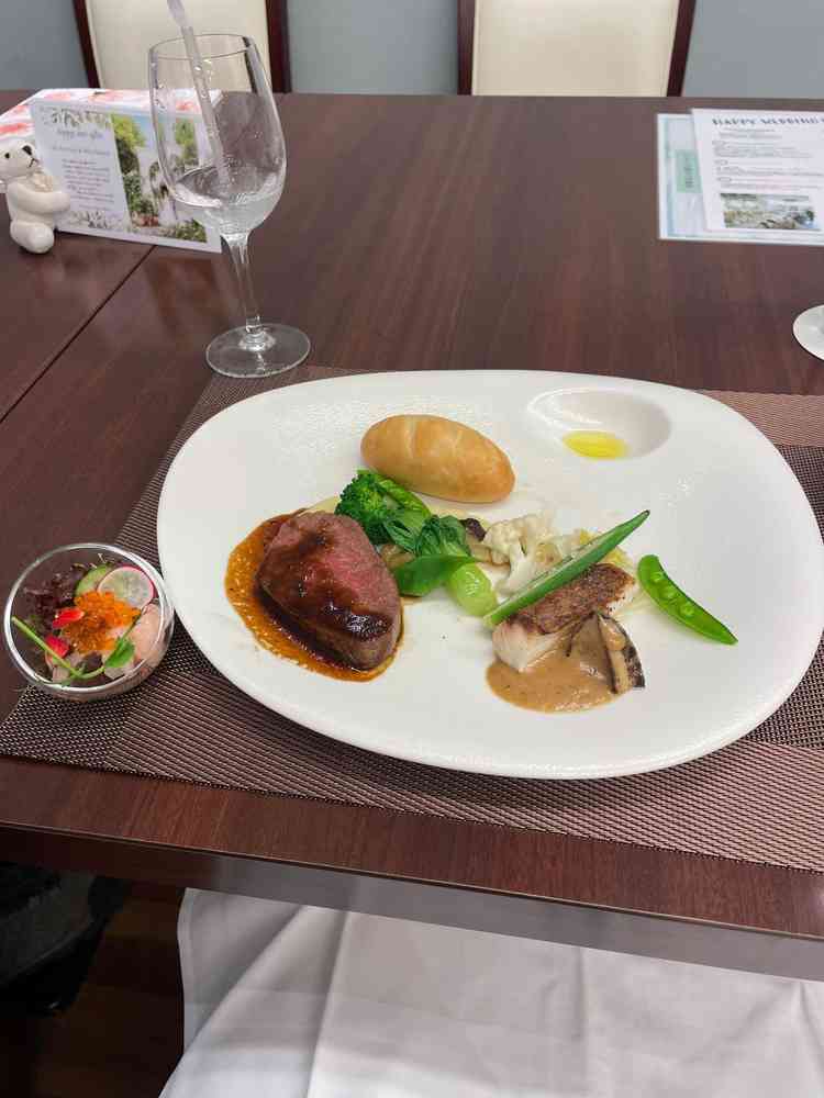 メインと副菜　副菜は、お寿司を食べていると感じさせる作りと言っていた。