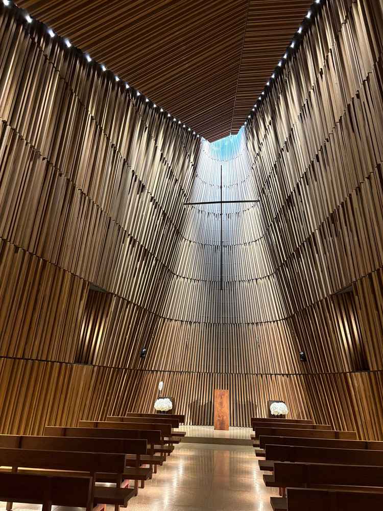 チャペル。天窓から差す光が綺麗で、想像より開放感があった。