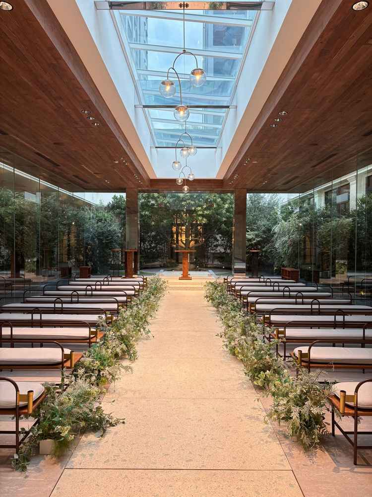 天候が悪かったにも関わらず、明るく暖かみのあるチャペルに驚きました。