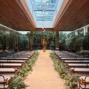 天候が悪かったにも関わらず、明るく暖かみのあるチャペルに驚きました。