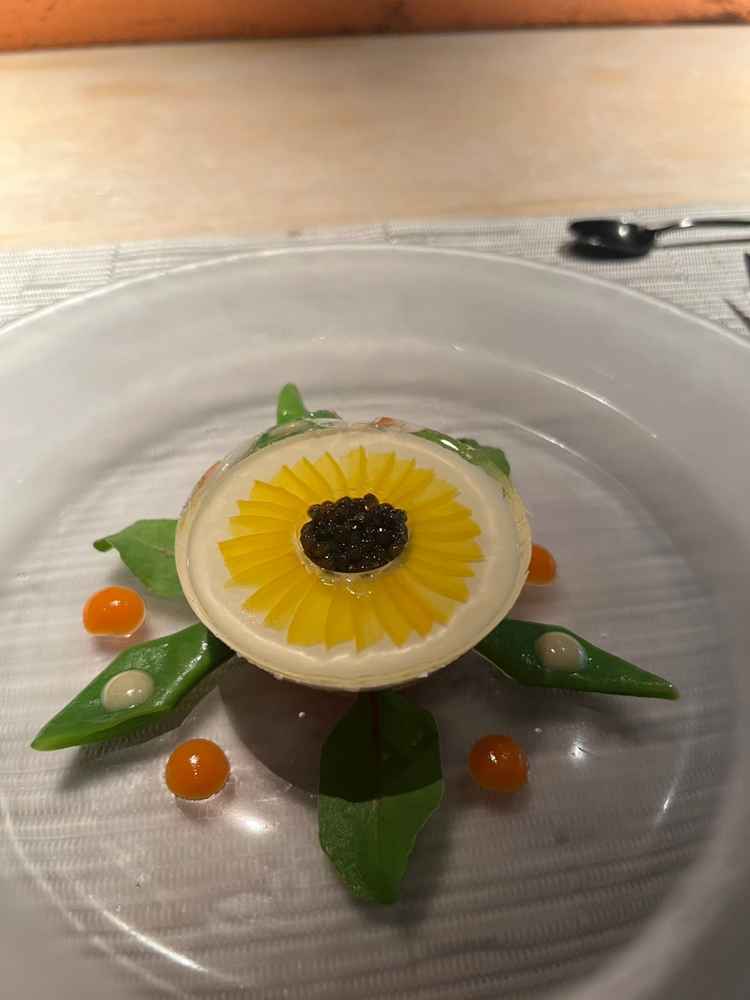 ひまわりをイメージした前菜が可愛くて味も美味しかった。