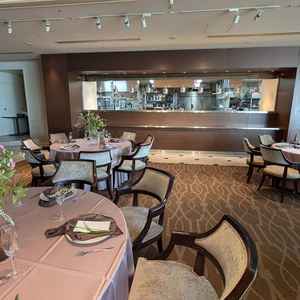 披露宴会場で、会場内からキッチンの様子を見ることができます。