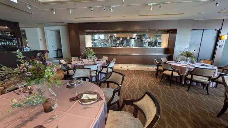 披露宴会場で、会場内からキッチンの様子を見ることができます。