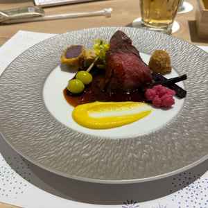 コースで実際に出てくるお肉料理を試食。とても美味しくいただきました。