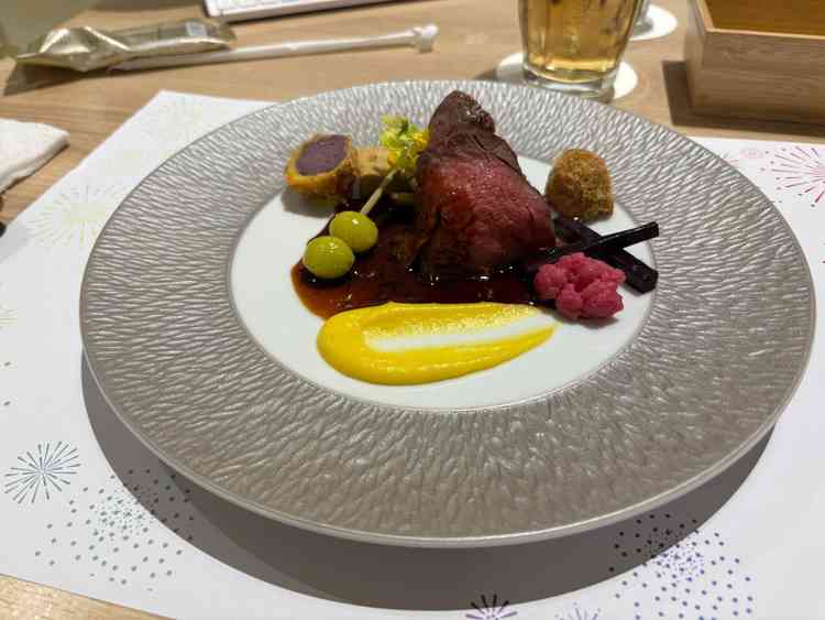 コースで実際に出てくるお肉料理を試食。とても美味しくいただきました。