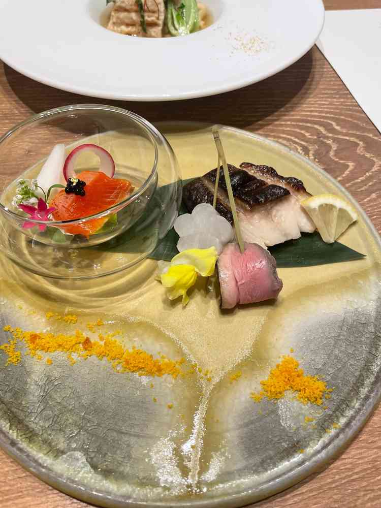 試食で食べさせていただきました。肉料理よりも魚料理が美味しかった。肉は過ごし筋があって硬かった。