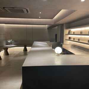 ゲストの待合室です。洗練された落ち着いた雰囲気の部屋です。