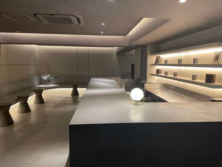 ゲストの待合室です。洗練された落ち着いた雰囲気の部屋です。