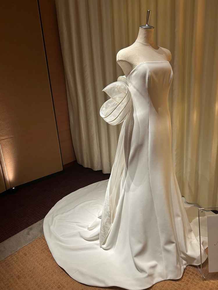 ドレスです。インポートで高級なものとのことで，パークハイアットにふさわしいデザインでした。