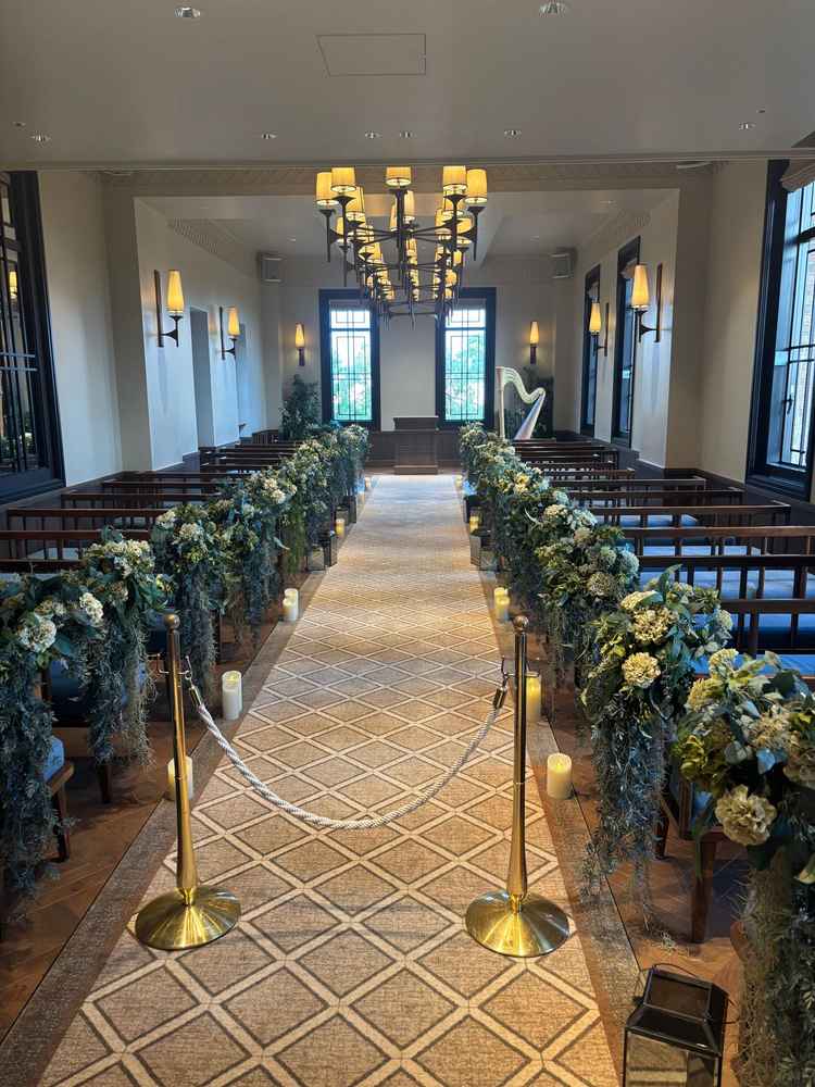 チャペル。脇の緑が空間の茶色に映える。