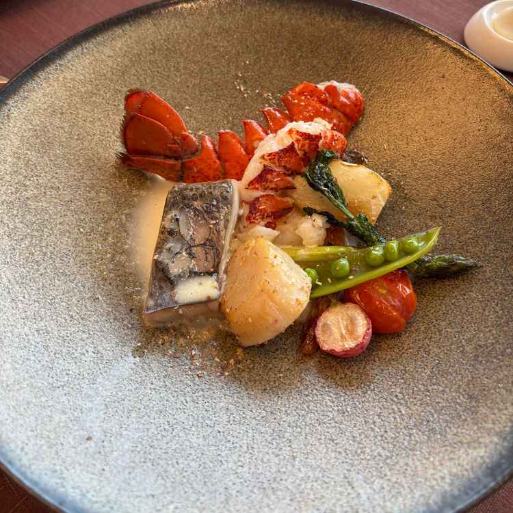 試食。オマール海老やホタテなどをいただきました。