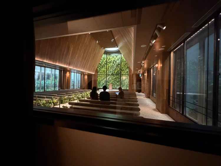 マジックミラー越しに見えるチャペル