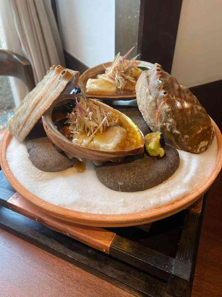 コース料金の中で、この鮑のお料理が綺麗で美味しかったです。