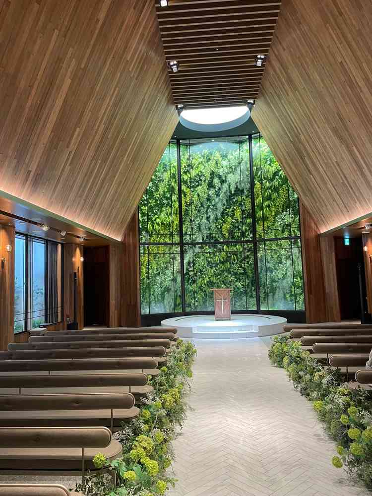 緑に囲まれたチャペル