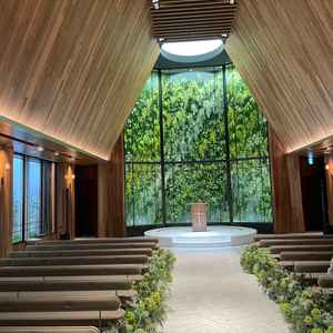 緑に囲まれたチャペル