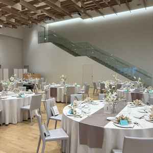 広く見える様な天井の工夫もされていて素敵。ガーデンや階段から入場できる。