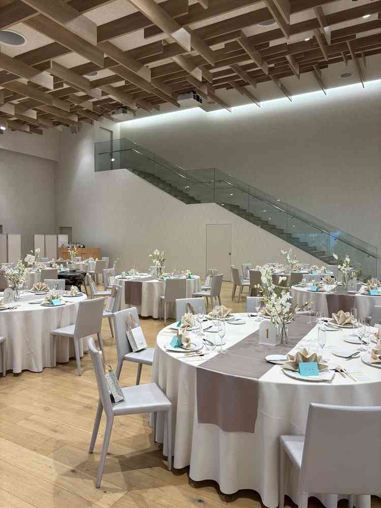 広く見える様な天井の工夫もされていて素敵。ガーデンや階段から入場できる。