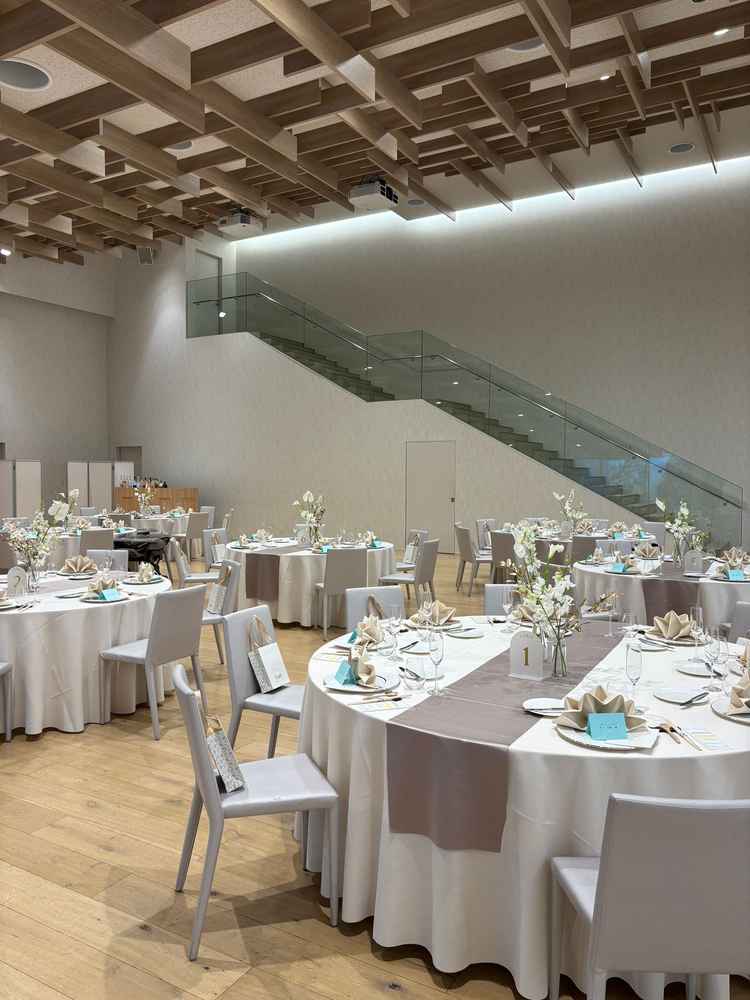 広く見える様な天井の工夫もされていて素敵。ガーデンや階段から入場できる。