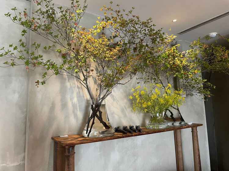 パーティ会場のグリーン。季節によって変わるそうですが、大きい枝物が備え付けであるとのこと。