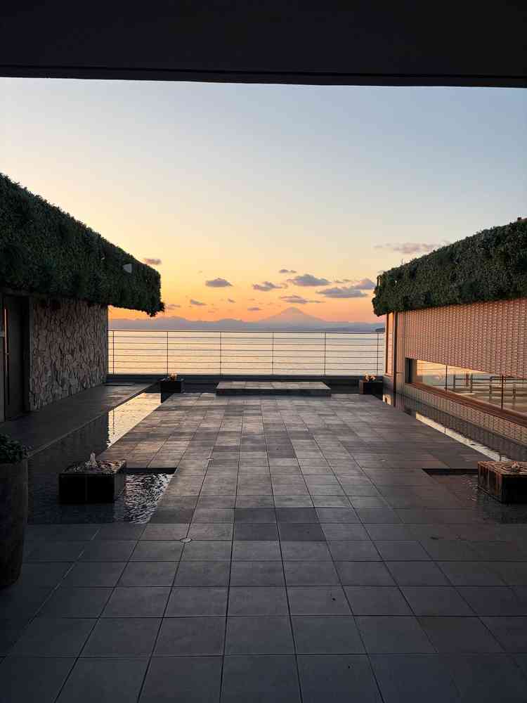 挙式会場横の歓談スペースからの景色が本当に素晴らしく、ゲストにも喜ばれそうだと感じました。