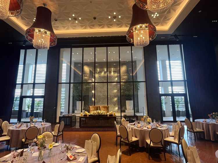 豪華なシャンデリアが入った瞬間に目を引き、ラグジュアリーでありながら大人の雰囲気を感じる式場でした