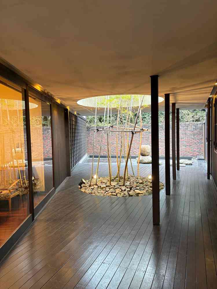 チャペルや披露宴会場では無いスペースもお洒落で洗練された印象です。