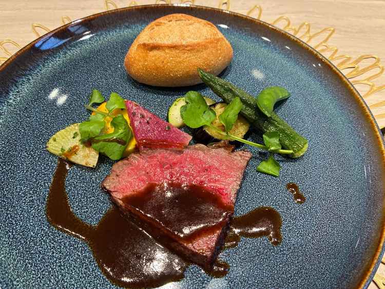 試食のお料理。お肉にかかったソースが美味しかったです。