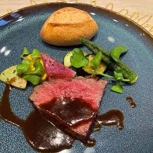試食のお料理。お肉にかかったソースが美味しかったです。