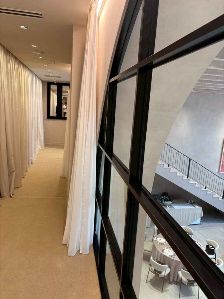 披露宴の上を横切ることができる廊下はとても魅力的でした！カーテンを閉めてシルエットを映すことも可能。