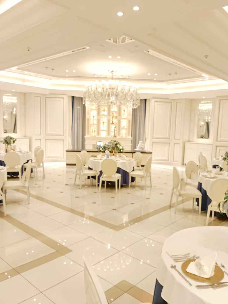 披露宴会場はシャンデリアがあり豪華な印象でした。