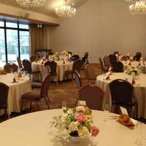 披露宴会場も窓があり明るい雰囲気です。