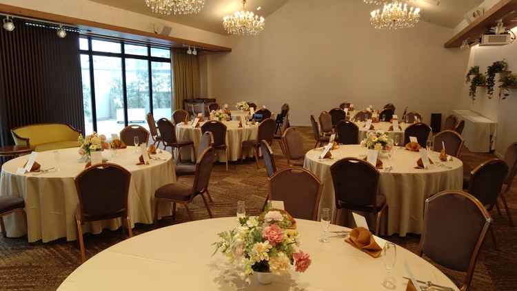 披露宴会場も窓があり明るい雰囲気です。