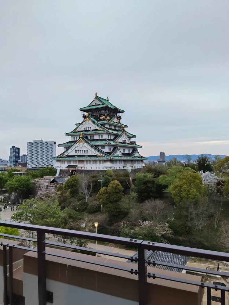 ウェルカムパーティで利用可能な屋上からは大阪城を背景に出来る。