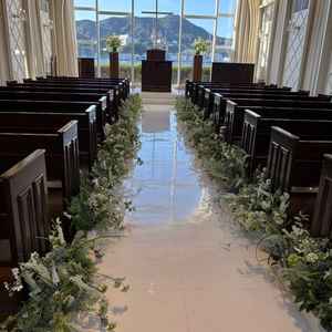 自然を感じさせるチャペル全体の写真。窓ガラスから見える青空と装花がマッチして綺麗でした。