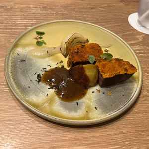 食材選びやソース作り、仕込み時間だけでなく、お皿選びにもこだわりがあるのに魅力を感じた。