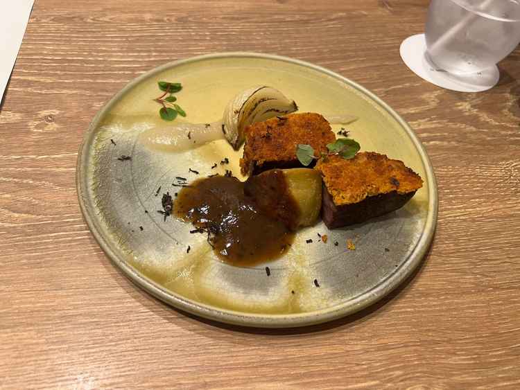 食材選びやソース作り、仕込み時間だけでなく、お皿選びにもこだわりがあるのに魅力を感じた。