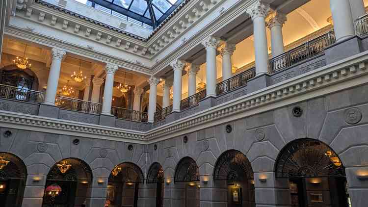 新館側、待合所兼中庭？のような場所です