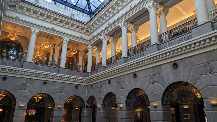 新館側、待合所兼中庭？のような場所です