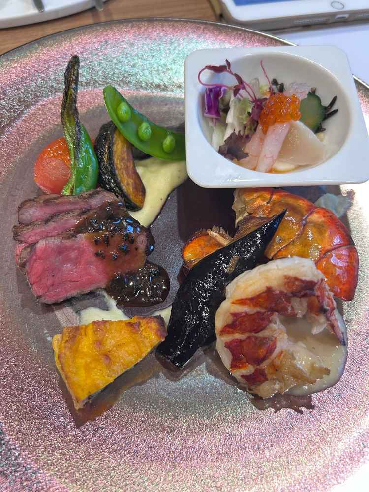 お料理はフレンチと日本の融合。お肉もお魚も野菜もバランス良く楽しめる印象を持ちました。