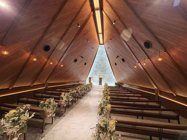 チャペルに光が差し込む写真です。